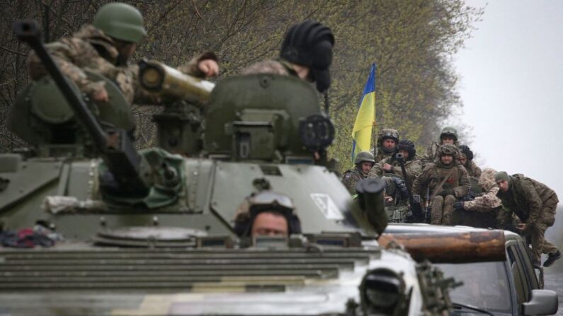 Soldados ucranianos cerca de la línea de choque con las tropas rusas, en el distrito de Izyum, región de Kharkiv, el 18 de abril de 2022, durante la invasión rusa a Ucrania. (ANATOLII STEPANOV/AFP vía Getty Images)
