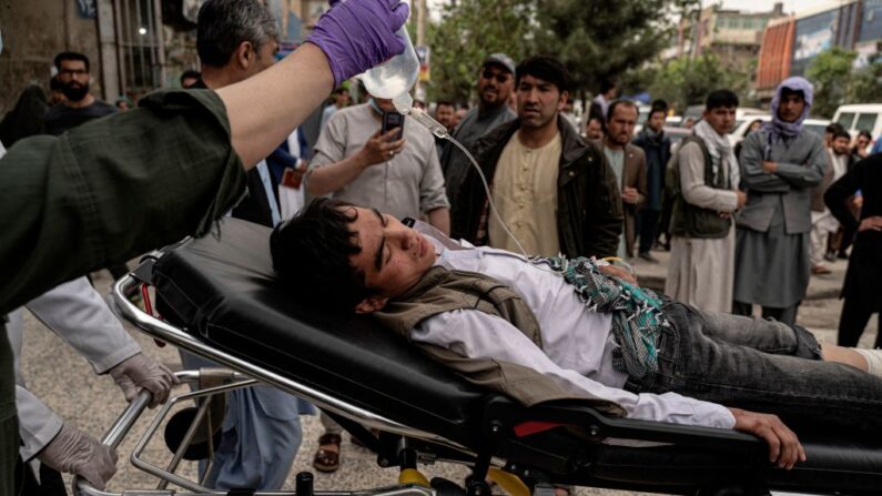 En una foto de archivo, personal médico traslada a un joven herido en una camilla fuera de un hospital en Kabul (Afganistán) el 19 de abril de 2022. (Wakil Kohsar/AFP vía Getty Images)