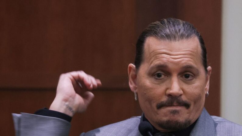 El actor Johnny Depp testifica durante su juicio por difamación contra su exesposa Heard en el Tribunal de Circuito del Condado de Fairfax en Fairfax, Virginia, el 20 de abril de 2022. (Evelyn Hockstein/POOL/AFP vía Getty Images)