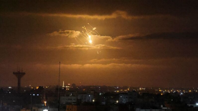 Un misil del sistema de defensa aérea israelí Cúpula de Hierro, diseñado para interceptar y destruir cohetes de corto alcance y proyectiles de artillería entrantes, ilumina el cielo en el centro de la Franja de Gaza, el 21 de abril de 2022. (Said Khatib/AFP vía Getty Images)