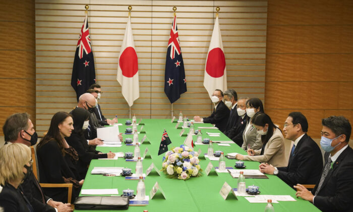 El primer ministro japonés, Fumio Kishida (de), habla con la primera ministra de Nueva Zelanda, Jacinda Ardern (iz), durante una reunión en su residencia oficial en Tokio, Japón, el 21 de abril de 2022. (Kimimasa Mayama/Getty Images)