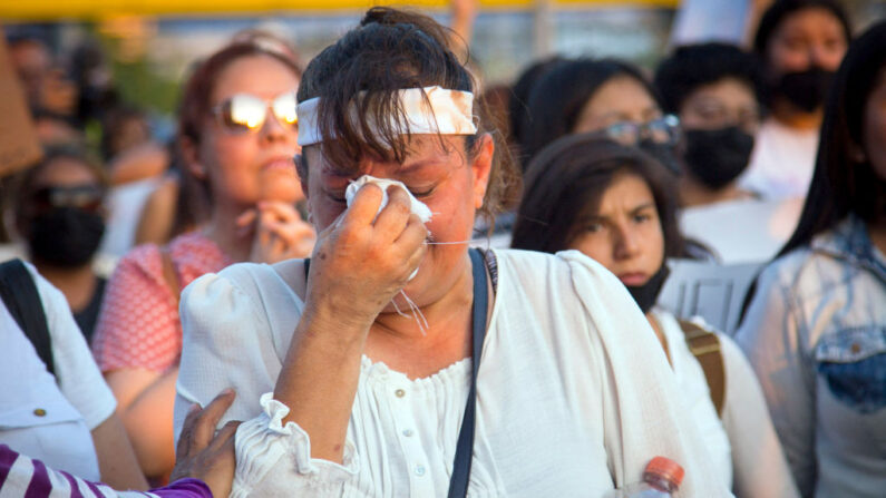 Una mujer llora mientras participa en la marcha que exige justicia para Debanhi Escobar, quien desapareció el 9 de abril y fue encontrada muerta en el tanque de agua del motel Nueva Castilla, en Monterrey, estado de Nuevo León, el 22 de abril de 2022. (Julio Cesar Aguilar/AFP vía Getty Images)