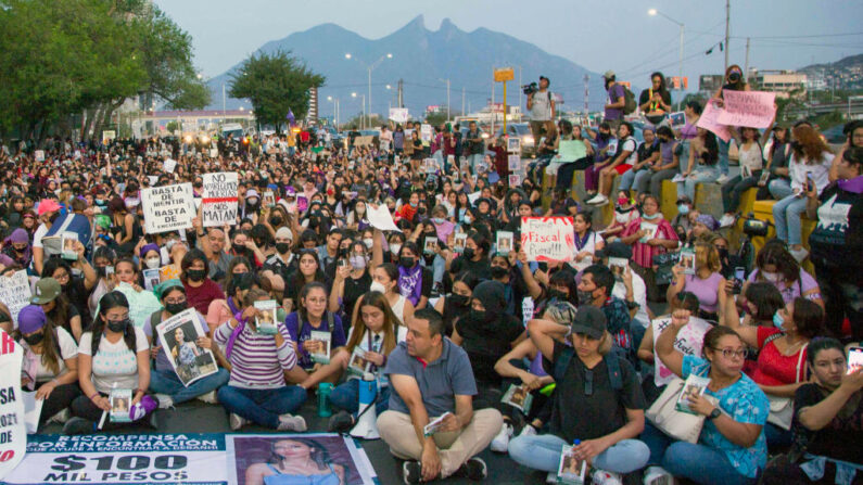 Personas participan en la marcha que exigen justicia para Debanhi Escobar, quien desapareció el 9 de abril y fue encontrada muerta en la cisterna del motel Nueva Castilla, en Monterrey, estado de Nuevo León, el 22 de abril de 2022. (Julio Cesar Aguilar/AFP vía Getty Images)