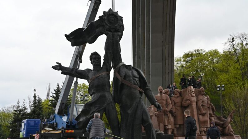 En medio de la invasión rusa de Ucrania, los trabajadores desmontan el monumento soviético a la amistad entre Ucrania y Rusia en Kiev, Ucrania, el 26 de abril de 2022. (Genya Savilov/AFP vía Getty Images)