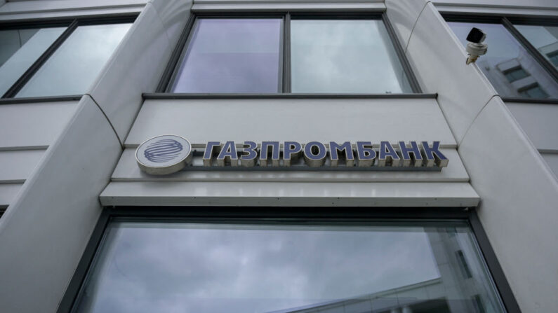 El logotipo del banco ruso Gazprombank, filial del gigante energético estatal Gazprom, se ve en su oficina en Moscú el 27 de abril de 2022. (NATALIA KOLESNIKOVA/AFP vía Getty Images)