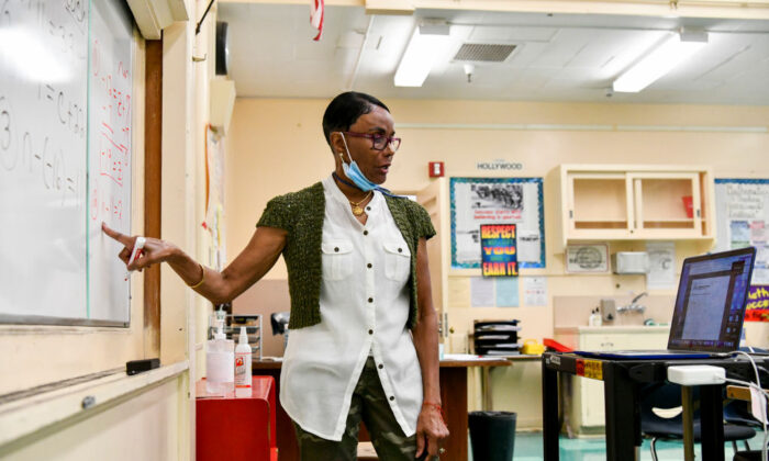 La maestra de Educación Especial de Hollywood High, Shirley Woods, dirige una clase de forma remota en Los Ángeles, el 8 de septiembre de 2020. (Rodin Eckenroth/Getty Images)

