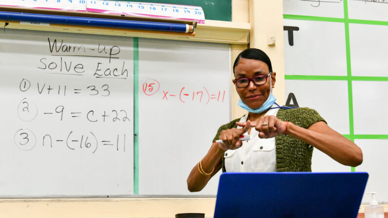 La profesora de educación especial del instituto Hollywood, Shirley Woods, dirige una clase a distancia en Los Ángeles el 8 de septiembre de 2020. (Rodin Eckenroth/Getty Images)