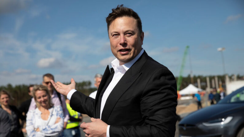 El jefe de Tesla, Elon Musk, habla con la prensa cuando llega para ver el sitio de construcción de la nueva Gigafábrica de Tesla, cerca de Gruenheide, Alemania, el 3 de septiembre de 2020. (Maja Hitij/Getty Images)