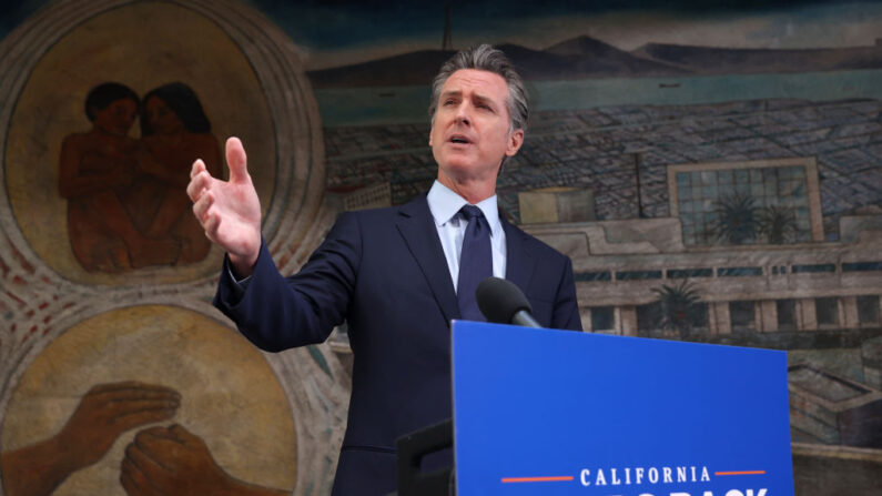 El gobernador de California Gavin Newsom habla durante una conferencia de prensa en el Consejo de Unidad el 10 de mayo de 2021 en Oakland, California. (Justin Sullivan/Getty Images)