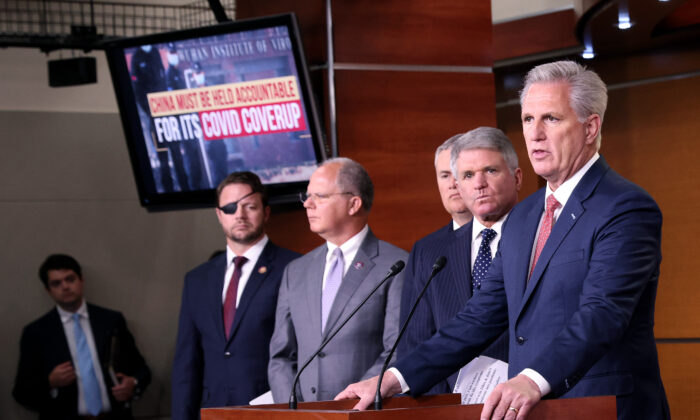 El líder de la minoría de la Cámara de Representantes, Kevin McCarthy (Der.), habla durante una conferencia de prensa en el Capitolio de Estados Unidos en Washington, el 23 de junio de 2021. (Win McNamee/Getty Images)