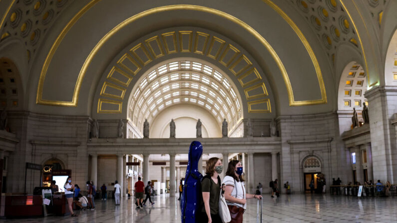 Las personas usan mascarillas mientras caminan en el interior de la Union Station el 30 de julio de 2021 en Washington, DC. (Kevin Dietsch/Getty Images)