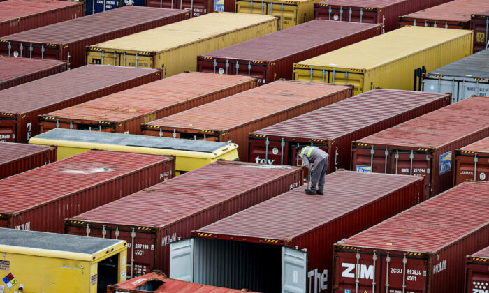 Los contenedores de envío se apilan en PortMiami después de ser descargados de un barco el 4 de noviembre de 2021 en Miami, Florida. En septiembre, el déficit comercial de EE. UU. alcanzó un máximo histórico de USD $ 80.900 millones cuando las exportaciones estadounidenses cayeron y las importaciones aumentaron. (Joe Raedle/Getty Images)
