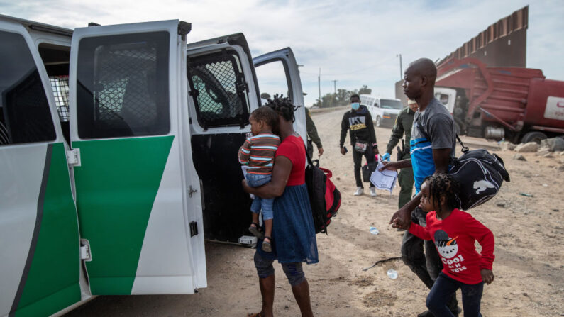 Detienen a familia de inmigrantes de Haití en la frontera entre Estados Unidos y México el 07 de diciembre de 2021 en Yuma, Arizona. (John Moore/Getty Images)