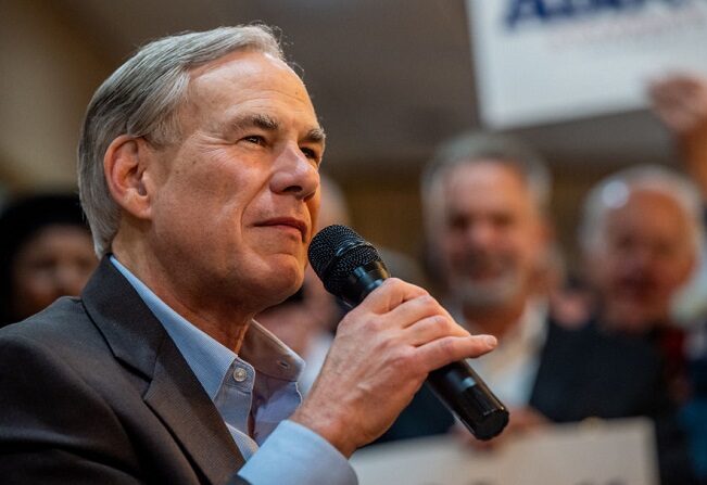 El gobernador de Texas, Greg Abbott, habla durante el evento de campaña 'Get Out The Vote' el 23 de febrero de 2022 en Houston, Texas. (Brandon Bell/Getty Images)
