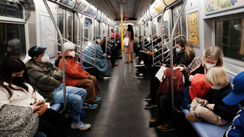 La gente viaja en un tren F del metro MTA el 11 de marzo de 2022 en la ciudad de Nueva York. (Spencer Platt/Getty Images)