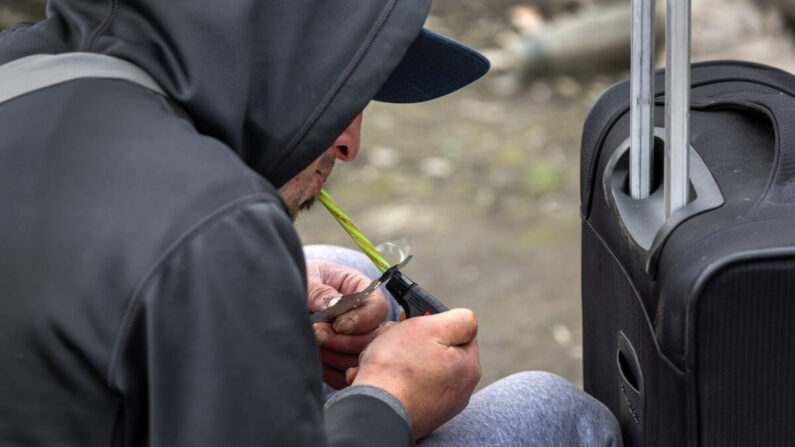 Un indigente, de 24 años, fuma fentanilo el 12 de marzo de 2022, en Seattle, Washington. (John Moore/Getty Images)