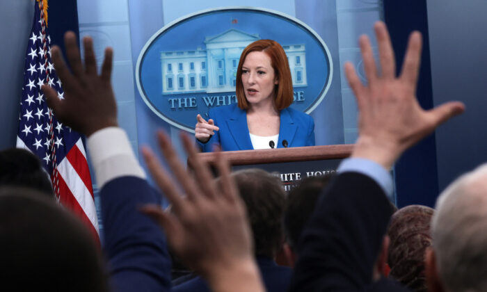 La secretaria de prensa de la Casa Blanca, Jen Psaki, responde a las preguntas durante una rueda de prensa en la Casa Blanca, en Washington, el 21 de marzo de 2022. (Alex Wong/Getty Images)