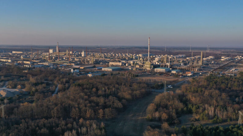 La refinería de petróleo PCK, propiedad mayoritaria de la empresa energética rusa Rosneft, en Schwedt, Alemania, el 21 de marzo de 2022. (Sean Gallup/Getty Images)