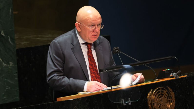 Vasily Nebenzya, Representante Permanente de Rusia ante las Naciones Unidas, se dirige a la Asamblea General de las Naciones Unidas durante una sesión especial en la sede de las Naciones Unidas el 23 de marzo de 2022 en Nueva York. (Michael M. Santiago/Getty Images)