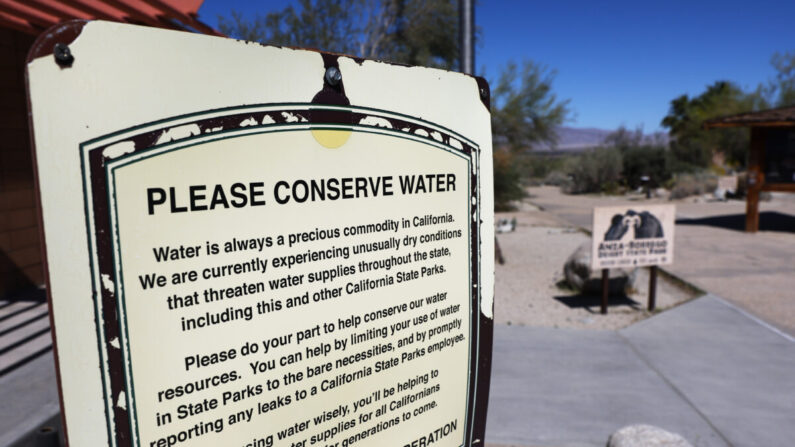 Un cartel dice "Por favor, conserve el agua" en el centro de visitantes del Parque Estatal del Desierto de Anza-Borrego, cerca de Borrego Springs, California, el 23 de marzo de 2022. (Mario Tama/Getty Images)