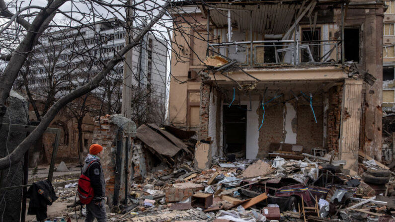 Un hombre observa un edificio destruido por un ataque ruso hace aproximadamente dos semanas, el 28 de marzo de 2022 en Járkiv, Ucrania. (Chris McGrath/Getty Images)