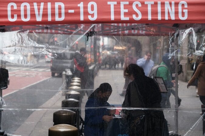 Un centro de pruebas de COVID-19 en Manhattan, el 31 de marzo de 2022, en la ciudad de Nueva York. (Spencer Platt/Getty Images)
