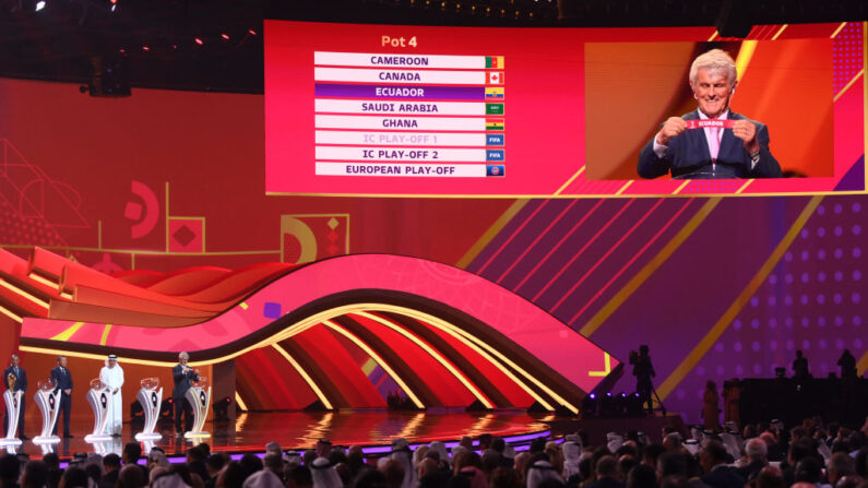 Vista general mientras Bora Milutinovic saca la tarjeta de Ecuador en el Grupo A durante el sorteo final de la Copa Mundial de la FIFA Qatar 2022 en el Centro de Exposiciones de Doha el 01 de abril de 2022 en Doha, Qatar. (David Ramos/Getty Images)