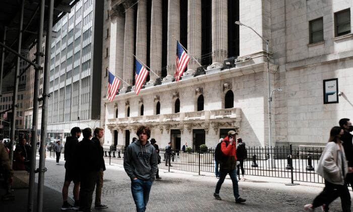Las personas caminan junto a la Bolsa de Valores de Nueva York, en Nueva York, EE.UU., el 4 de abril de 2022. (Spencer Platt/Getty Images)