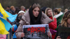 Encontraron dos fosas comunes con cuerpos de civiles en Bucha: Policía de Kiev