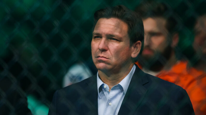 El gobernador de Florida, Ron DeSantis, participa en el evento UFC 273 en el VyStar Veterans Memorial Arena el 09 de abril de 2022 en Jacksonville, Florida. (James Gilbert/Getty Images)