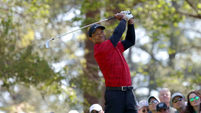 Tiger Woods juega durante la ronda final del Masters en el Augusta National Golf Club el 10 de abril de 2022 en Augusta, Georgia (EE.UU.). (Jamie Squire/Getty Images)