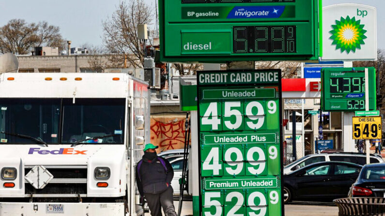 Los precios de la gasolina rondan los 4 dólares el galón para el grado menos caro en varias gasolineras de la capital del país en Washington el 11 de abril de 2022. (Chip Somodevilla/Getty Images)