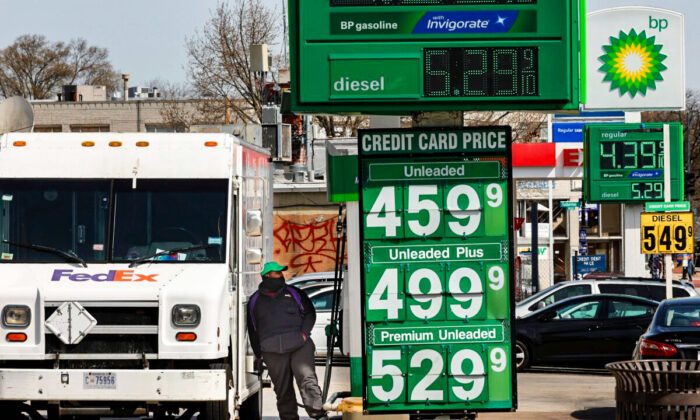 Los precios de la gasolina rondan los USD 4.0 por galón en varias estaciones de servicio, en Washington, el 11 de abril de 2022. (Chip Somodevilla/Getty Images)
