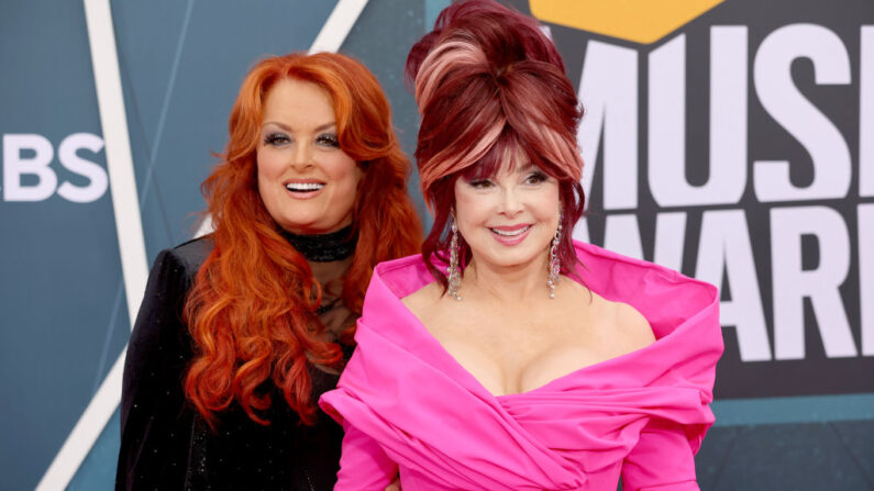 Wynonna Judd (i) y Naomi Judd de The Judds asisten a los premios CMT Music Awards 2022 en el Auditorio Municipal de Nashville el 11 de abril de 2022 en Nashville, Tennessee (EE.UU.). (Jason Kempin/Getty Images)