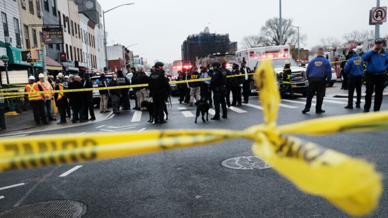 La policía y los servicios de emergencia se reúnen en el lugar donde se informó de un tiroteo de varias personas fuera de la estación de metro 36 St el 12 de abril de 2022 en el distrito de Brooklyn de la ciudad de Nueva York (EE.UU.). (Spencer Platt/Getty Images)