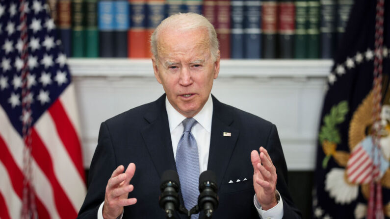 El presidente de Estados Unidos, Joe Biden, pronuncia un discurso sobre Rusia y Ucrania desde la Sala Roosevelt de la Casa Blanca el 21 de abril de 2022 en Washington, DC. (Win McNamee/Getty Images)