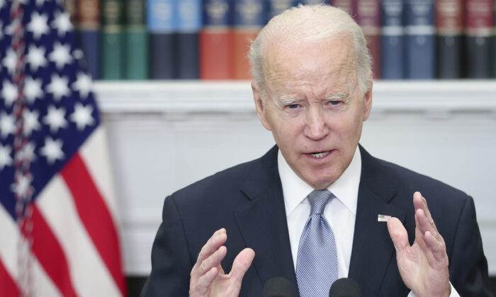 El presidente Joe Biden pronuncia declaraciones sobre Rusia y Ucrania desde la Sala Roosevelt de la Casa Blanca, el 21 de abril de 2022. (Win McNamee/Getty Images)