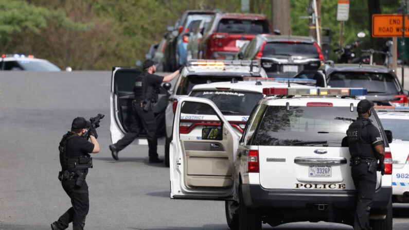 La Policía Metropolitana apunta sus armas a un edificio de la calle Van Ness Northwest hacia la escena del tiroteo el 22 de abril de 2022 en Washington, DC. (Kevin Dietsch/Getty Images)