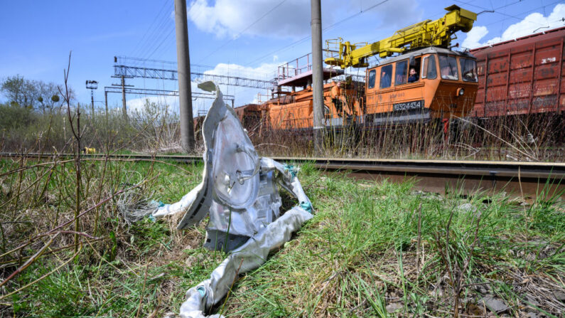 Fragmentos de metal retorcido de un cohete ruso se ven en la maleza cerca de una línea de tren el 25 de abril de 2022 en Crasné, cerca de Leópolis, Ucrania. (Leon Neal/Getty Images)