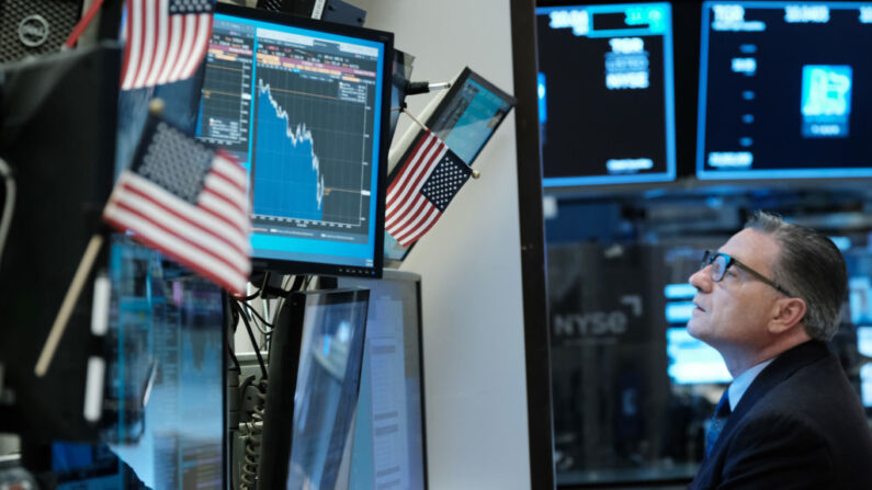 Operadores trabajan en el piso de la Bolsa de Valores de Nueva York (NYSE) el 25 de abril de 2022 en la ciudad de Nueva York (EE.UU.). (Spencer Platt/Getty Images)
