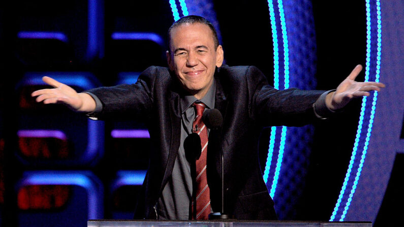 El comediante Gilbert Gottfried habla en el escenario durante el Comedy Central Roast of Roseanne Barr en el Hollywood Palladium el 4 de agosto de 2012 en Hollywood, California. (Kevin Winter/Getty Images)