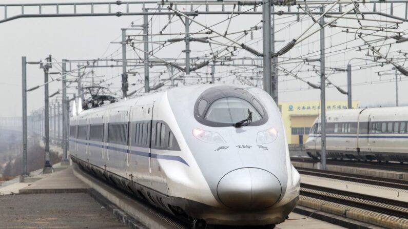 El tren de alta velocidad que circula por la nueva línea de 2298 kilómetros (1425 millas) entre Beijing y Guangzhou entra en la estación de Xuchang Este, en Xuchang, provincia central china de Henan, el 26 de diciembre de 2012. (STR/AFP/Getty Images) 