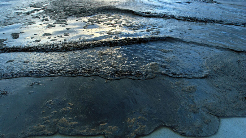 Una vista de petróleo derramado en el mar en una foto de archivo. (Marco Di Lauro/Getty Images)