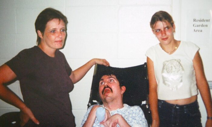 Una foto familiar de 2002 de Terry Wallis (Centro), su esposa Sandra (Izq.) y su hija Amber (Der.) en un hospital de rehabilitación en Mount View, Arkansas. (Foto cortesía de la familia/Getty Images)