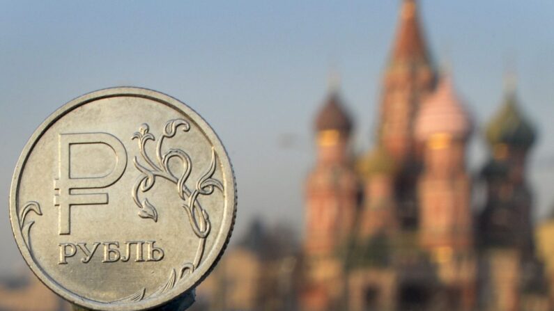 Una moneda de rublo ruso frente a la Catedral de San Basilio en el centro de Moscú el 20 de noviembre de 2014. (Alexander Nemenov/AFP/Getty Images)