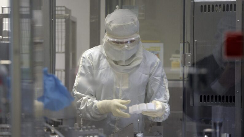 Un empleado trabaja en una unidad dedicada a la producción de plumas de insulina en la fábrica de la compañía farmacéutica estadounidense Eli Lilly en Fegersheim, al este de Francia, el 12 de octubre de 2015. (Frederick Florin/AFP vía Getty Images)