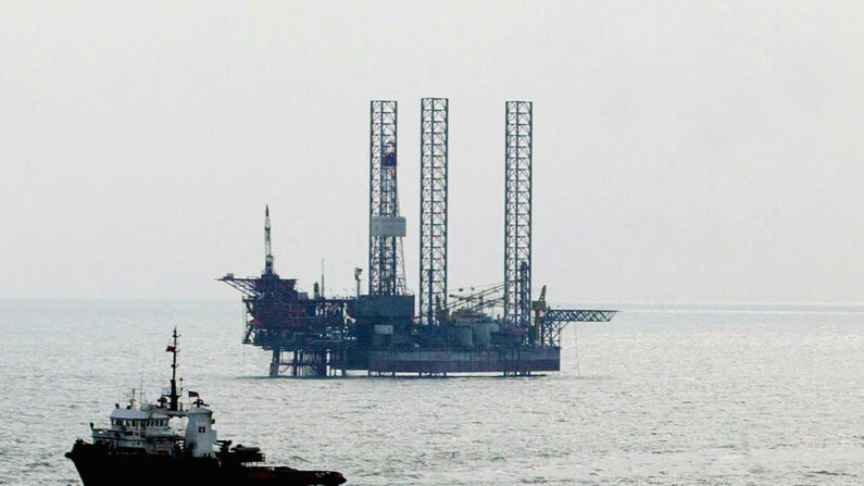 La plataforma petrolífera de China National Offshore Oil Corporation (CNOOC) se ve en el mar de Bohai de China el 5 de agosto de 2005, cerca del municipio de Tianjin, en el noreste de China. (China Photos/Getty Images)