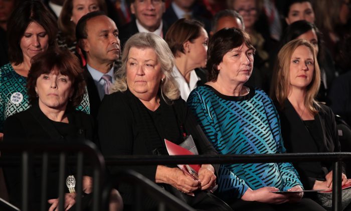 (De izquierda a derecha) Kathleen Willey, Juanita Broaddrick y Kathy Shelton, las tres mujeres que acusaron a Bill Clinton de violación, se sientan antes de un debate en la Universidad de Washington en St. Louis, Mo., el 9 de octubre de 2016. (Scott Olson/Getty Images)