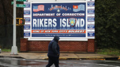 Acusan a dos oficiales de cárcel de Rikers en Nueva York de aceptar soborno