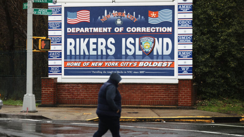 Una mujer camina junto a un cartel en la entrada de Rikers Island el 31 de marzo de 2017 en la ciudad de Nueva York. (Spencer Platt/Getty Images)